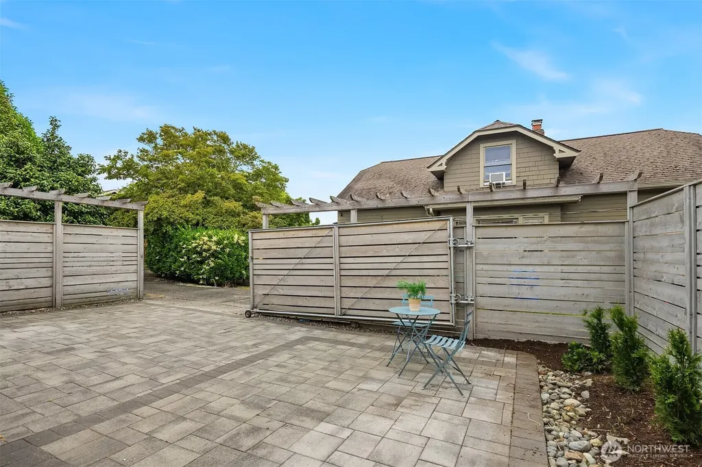5215 Latona Avenue NE Seattle WA 98105