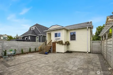 5215 Latona Avenue NE Seattle WA 98105