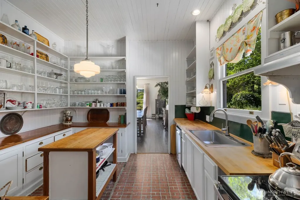 2415 Willows Road Seaview WA 98644