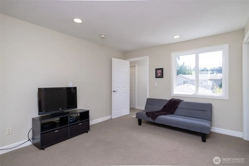 645 18th Avenue W Kirkland WA 98033