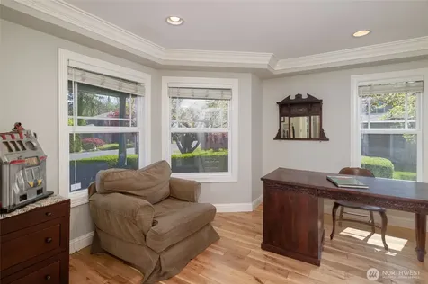 645 18th Avenue W Kirkland WA 98033
