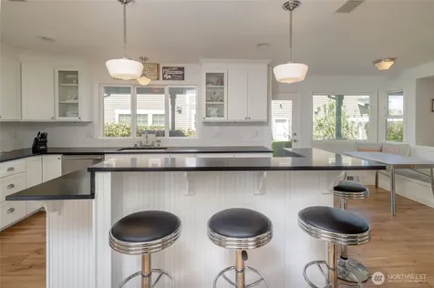 645 18th Avenue W Kirkland WA 98033