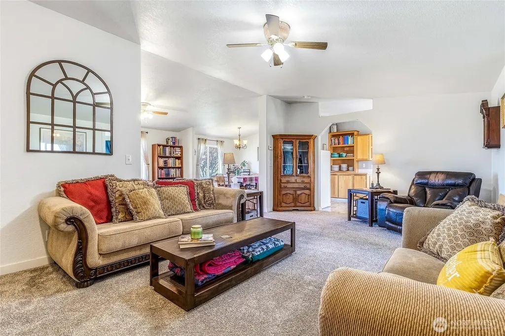 1247 Watson Loop Touchet WA 99360