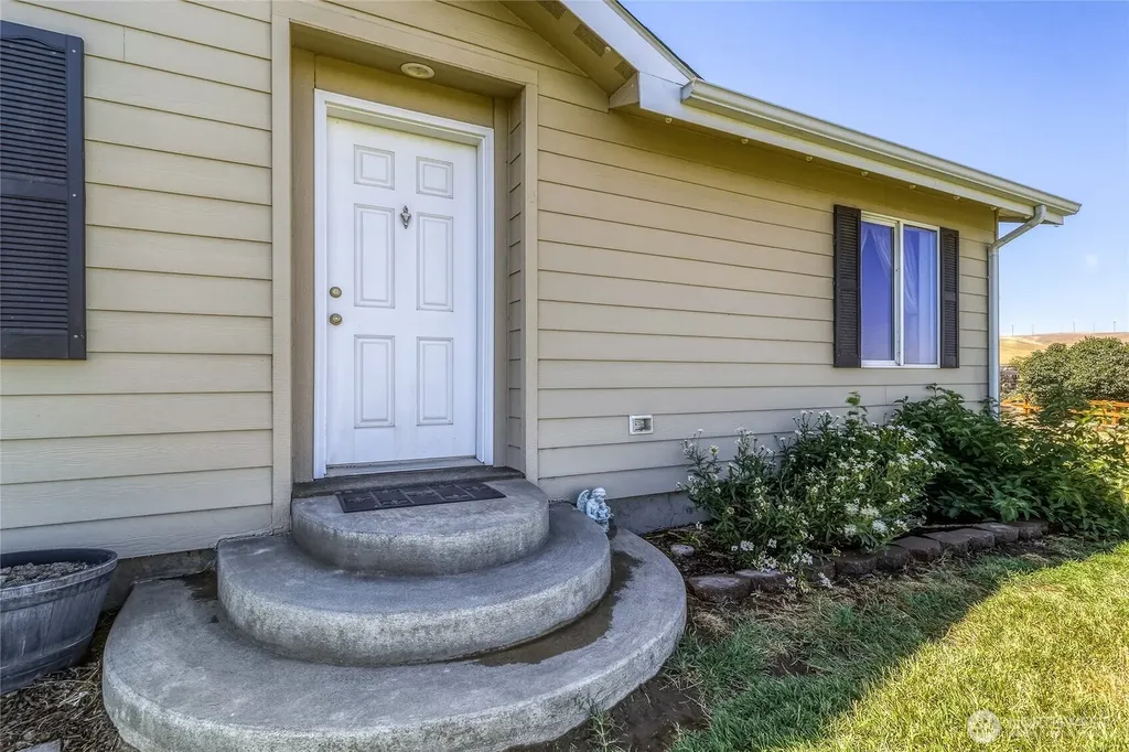 1247 Watson Loop Touchet WA 99360