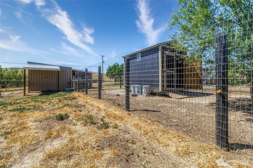 1247 Watson Loop Touchet WA 99360
