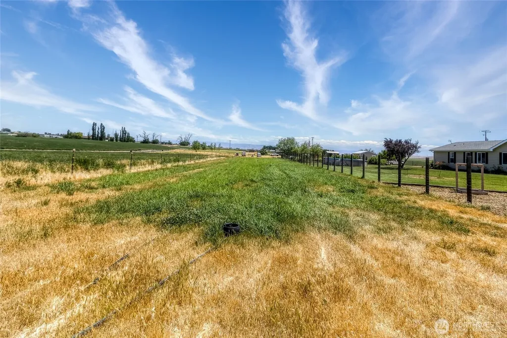 1247 Watson Loop Touchet WA 99360