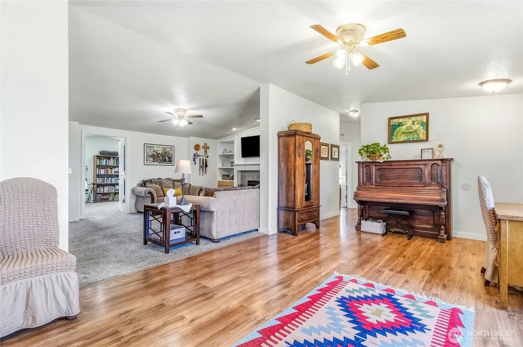 1247 Watson Loop Touchet WA 99360