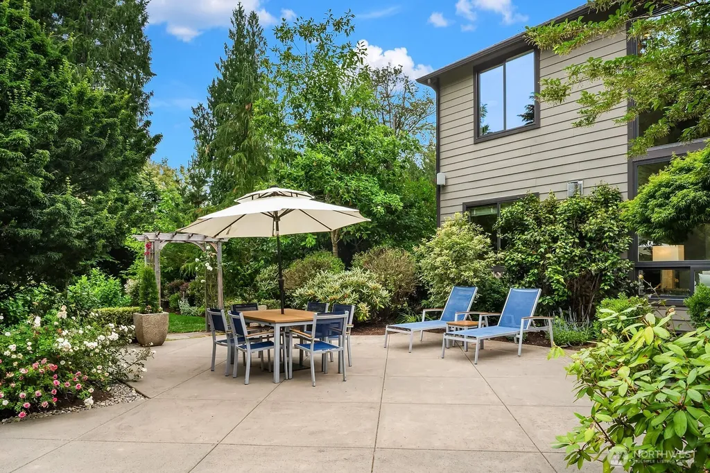 9233 255th Avenue NE Redmond WA 98053