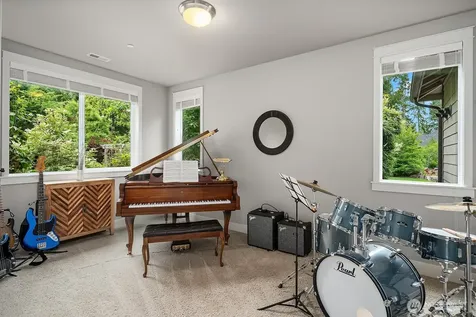 9233 255th Avenue NE Redmond WA 98053