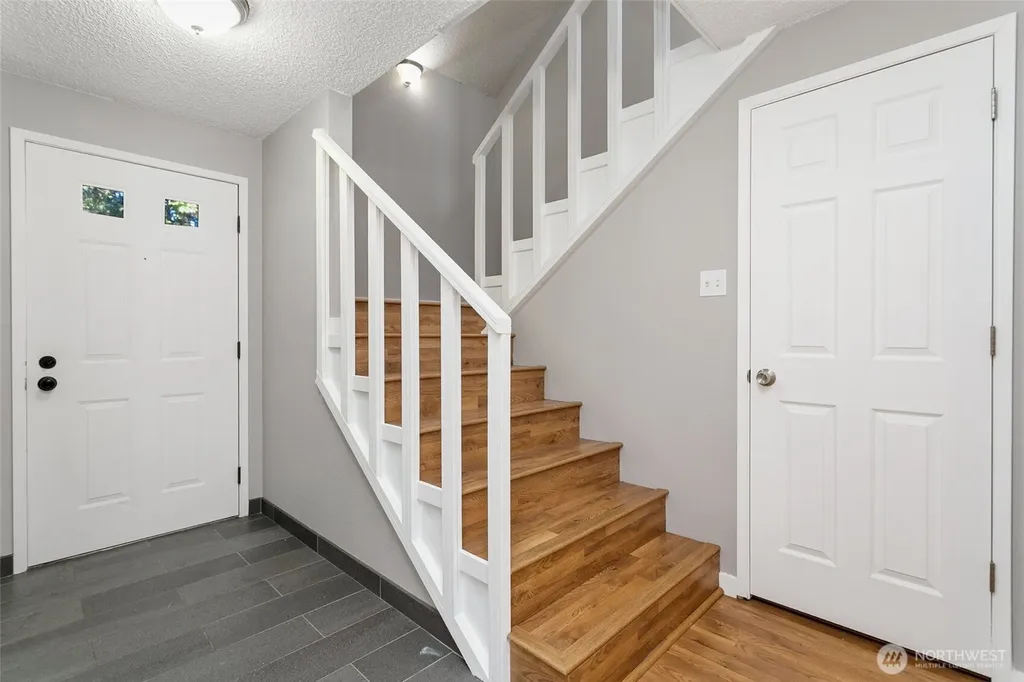 1802 Maple Lane Kent WA 98030