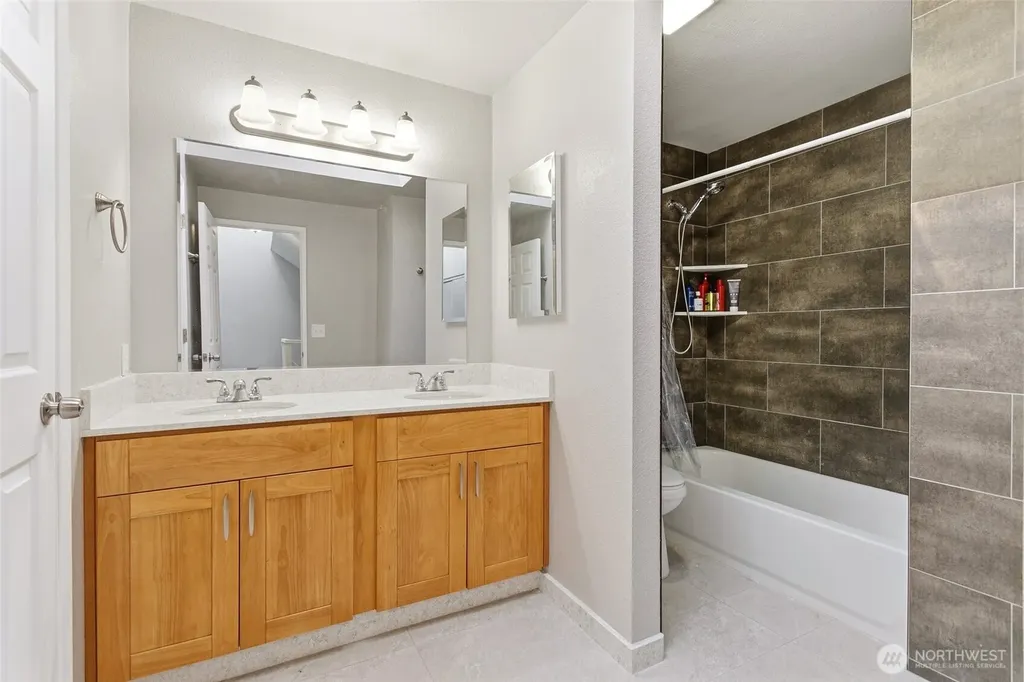 1802 Maple Lane Kent WA 98030