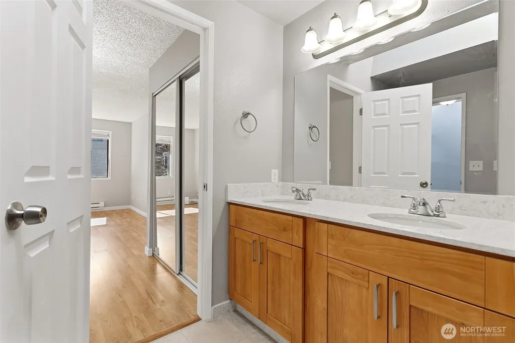1802 Maple Lane Kent WA 98030