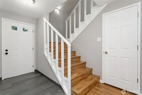 1802 Maple Lane Kent WA 98030