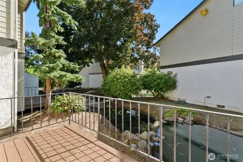 1802 Maple Lane Kent WA 98030