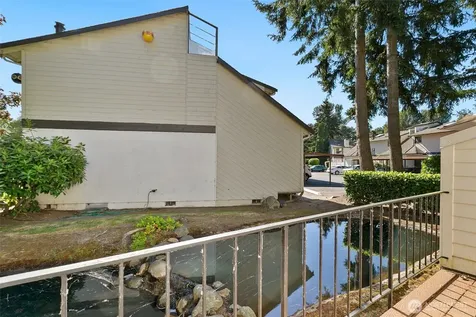 1802 Maple Lane Kent WA 98030