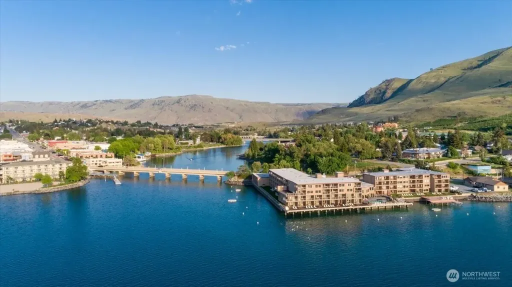 322 W Woodin Avenue Chelan WA 98816