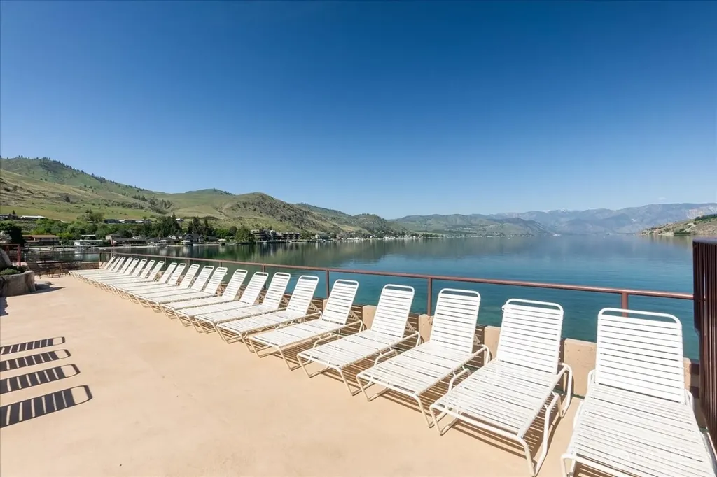 322 W Woodin Avenue Chelan WA 98816