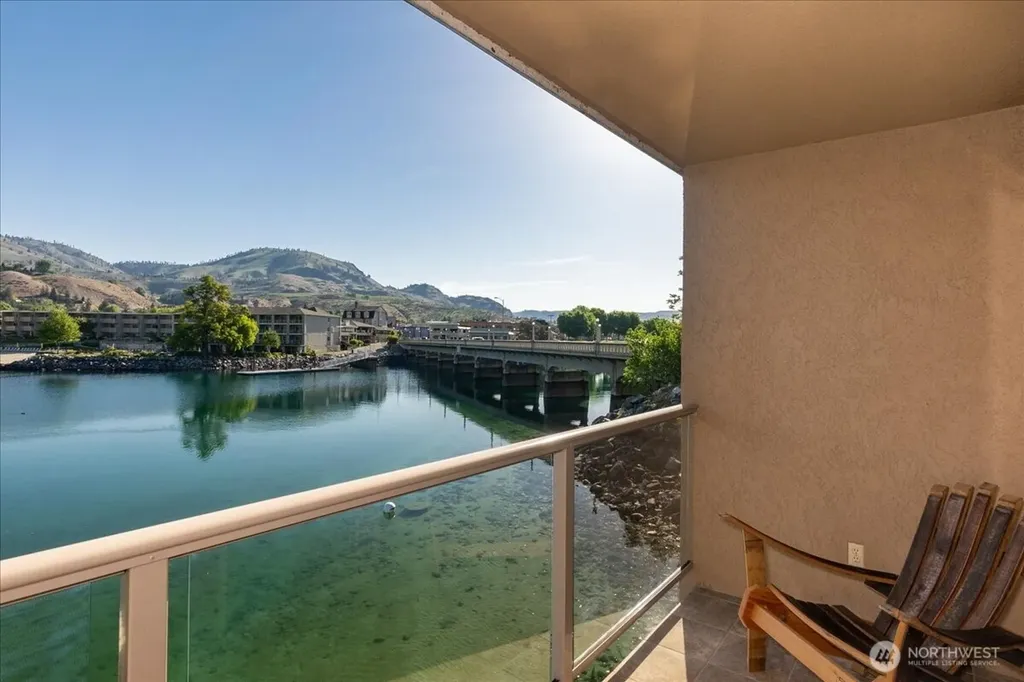 322 W Woodin Avenue Chelan WA 98816