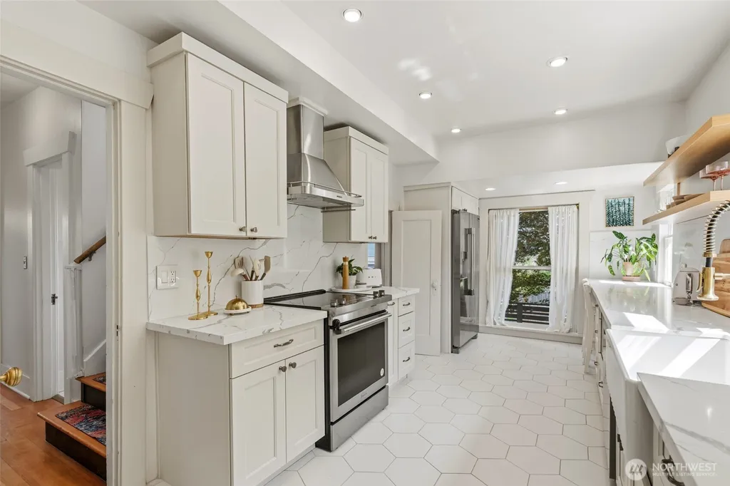 360 Howe Street Seattle WA 98109