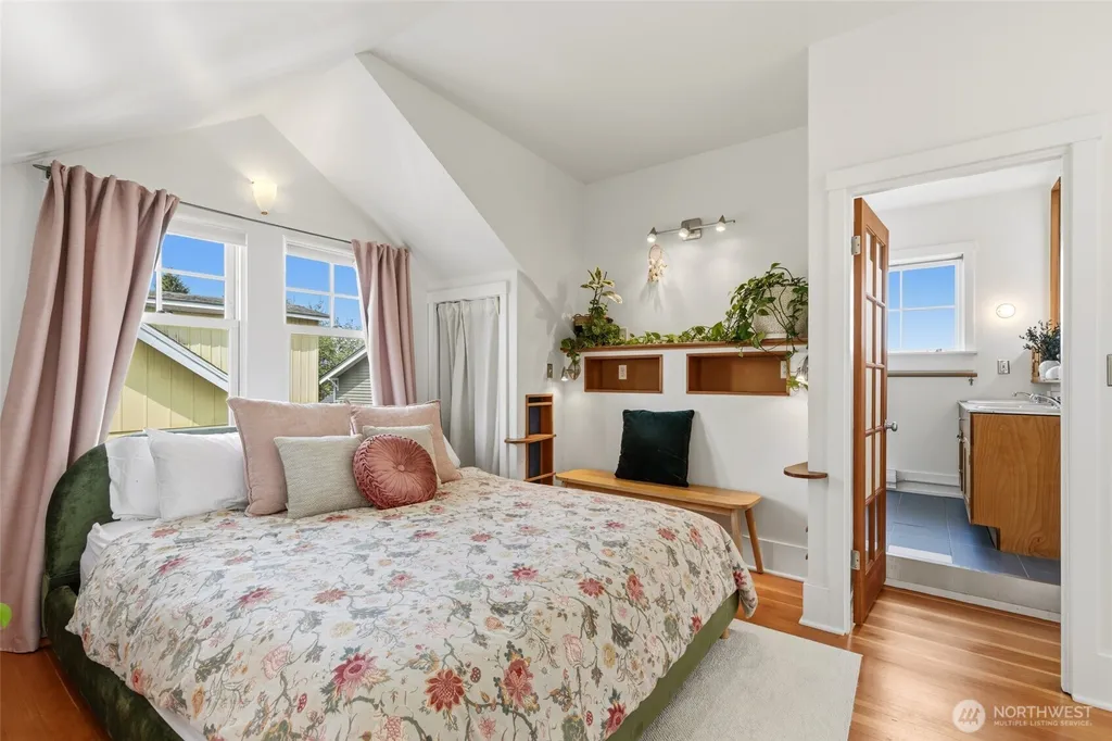 360 Howe Street Seattle WA 98109