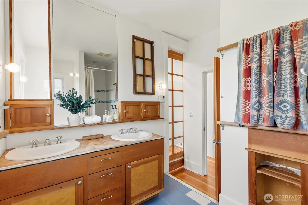 360 Howe Street Seattle WA 98109