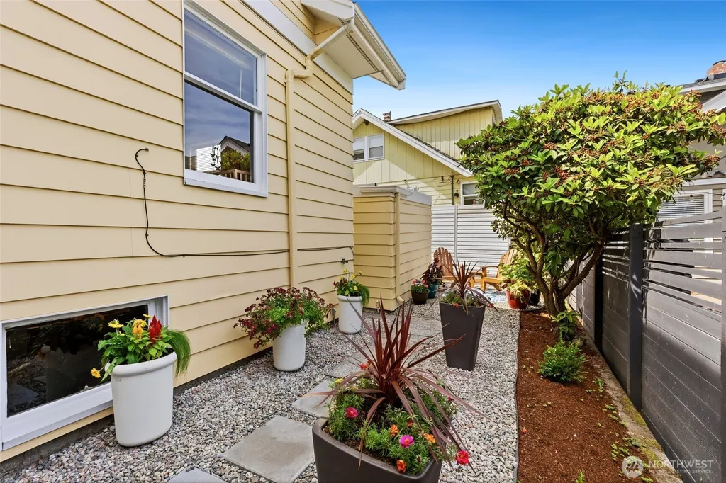 360 Howe Street Seattle WA 98109
