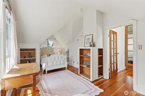 360 Howe Street Seattle WA 98109