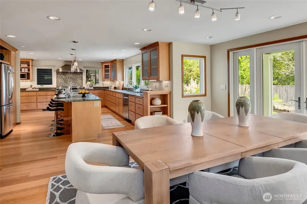 910 6th Place S Kirkland WA 98033