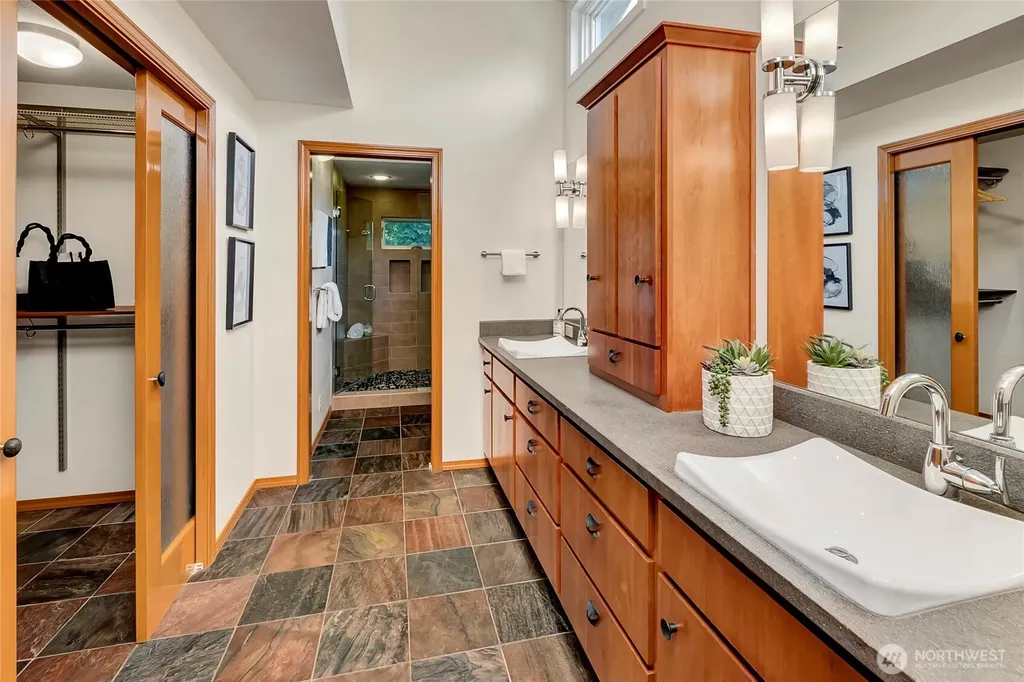 910 6th Place S Kirkland WA 98033