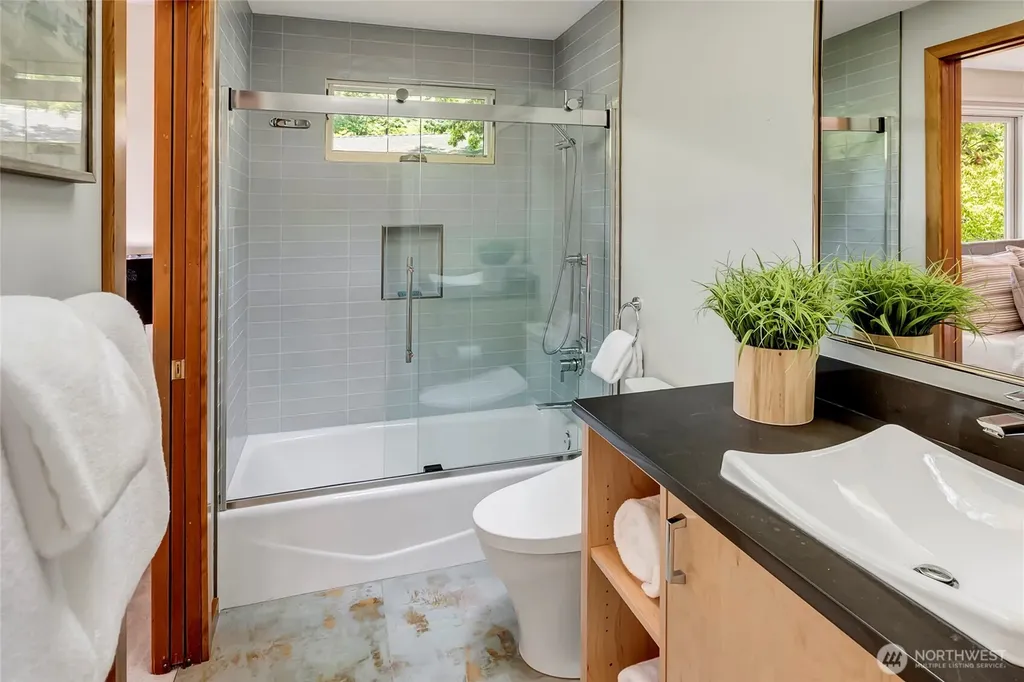910 6th Place S Kirkland WA 98033