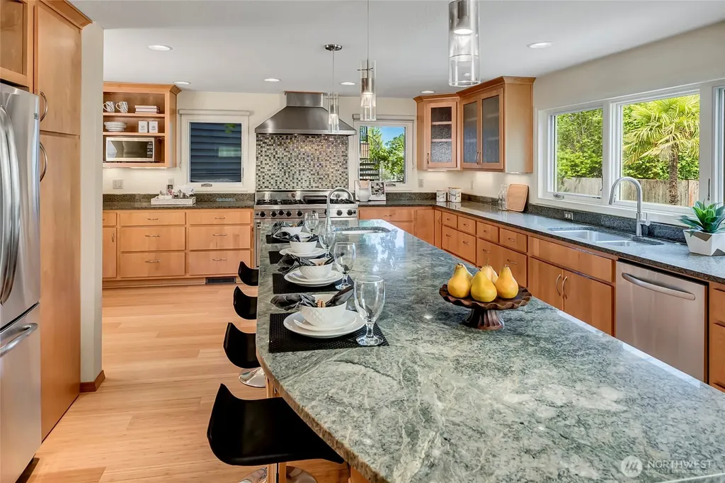 910 6th Place S Kirkland WA 98033