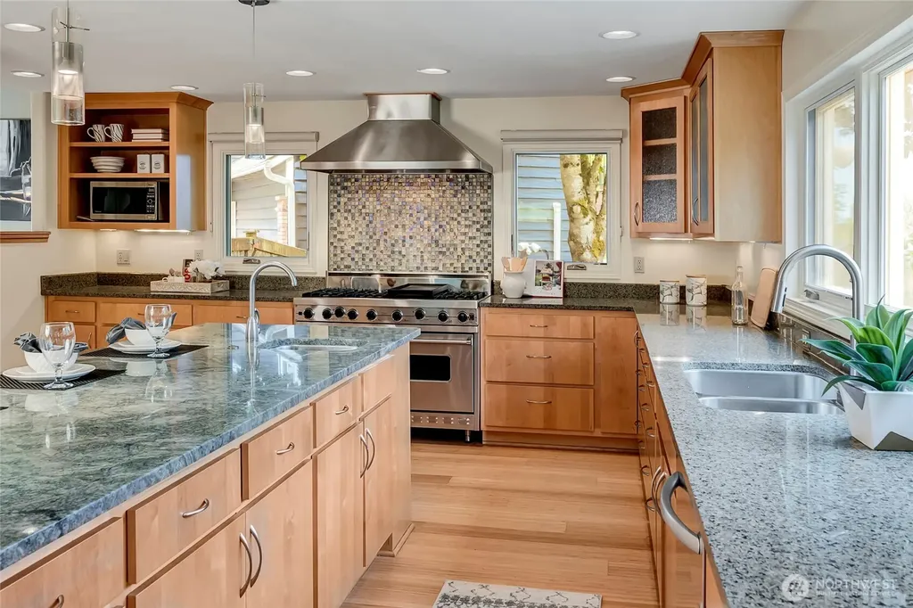 910 6th Place S Kirkland WA 98033