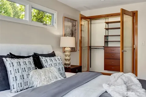 910 6th Place S Kirkland WA 98033