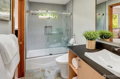 910 6th Place S Kirkland WA 98033