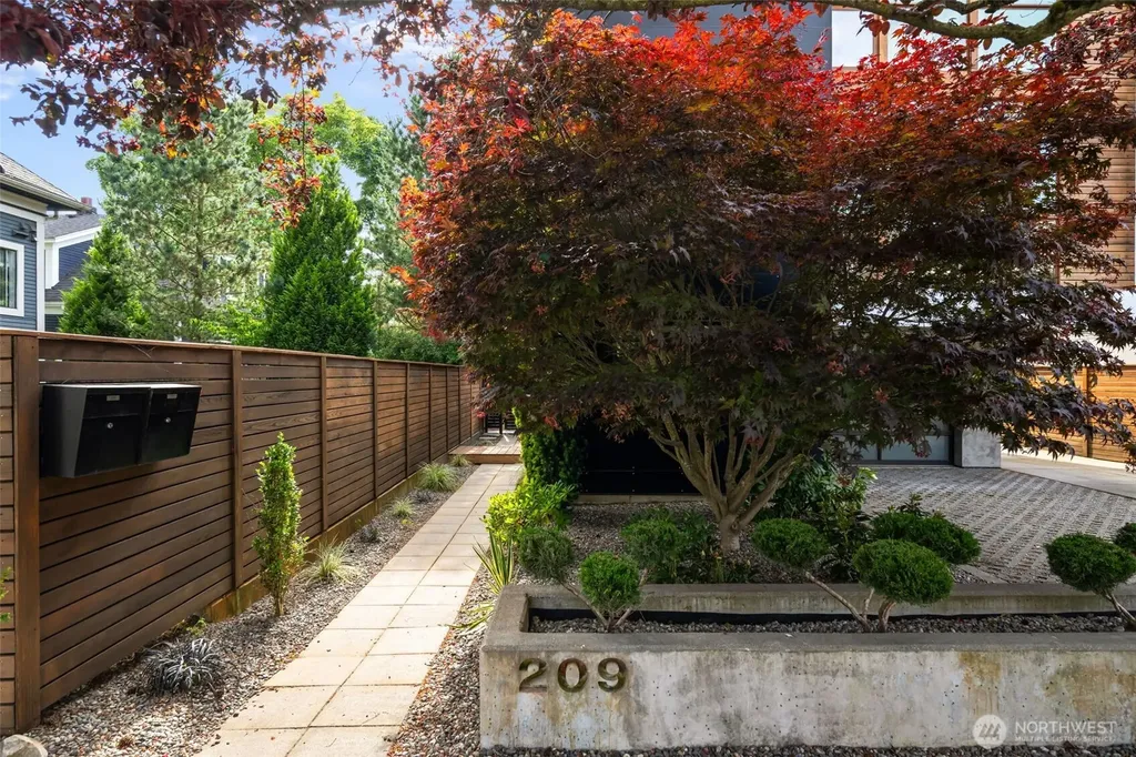 209 12th Ave E Seattle WA 98102
