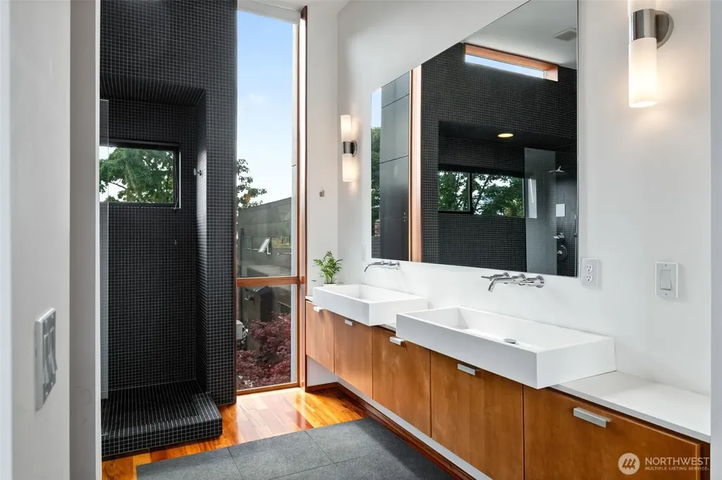 209 12th Ave E Seattle WA 98102