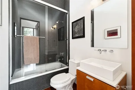 209 12th Ave E Seattle WA 98102