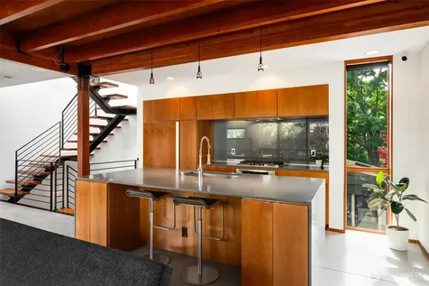209 12th Ave E Seattle WA 98102