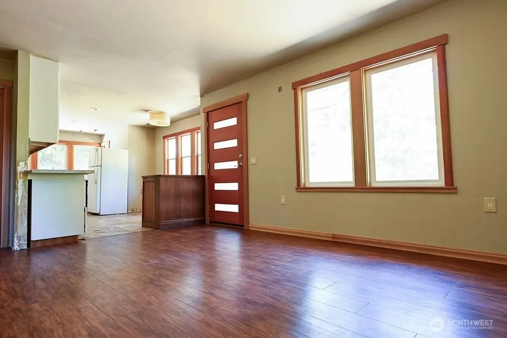 14323 12th Avenue SW Burien WA 98166