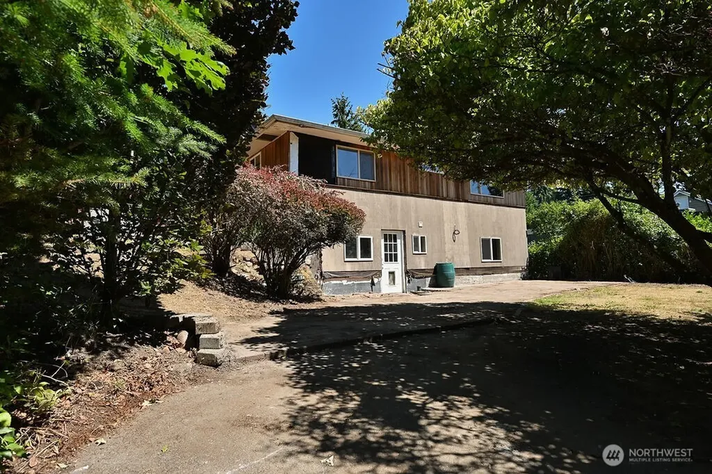14323 12th Avenue SW Burien WA 98166