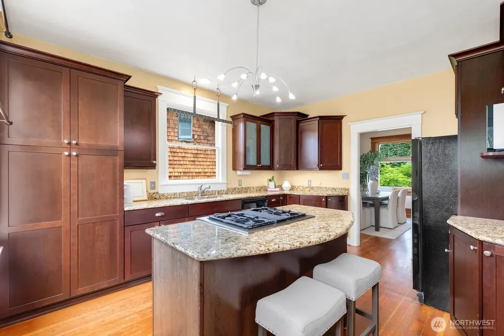 4611 34th Avenue W Seattle WA 98199
