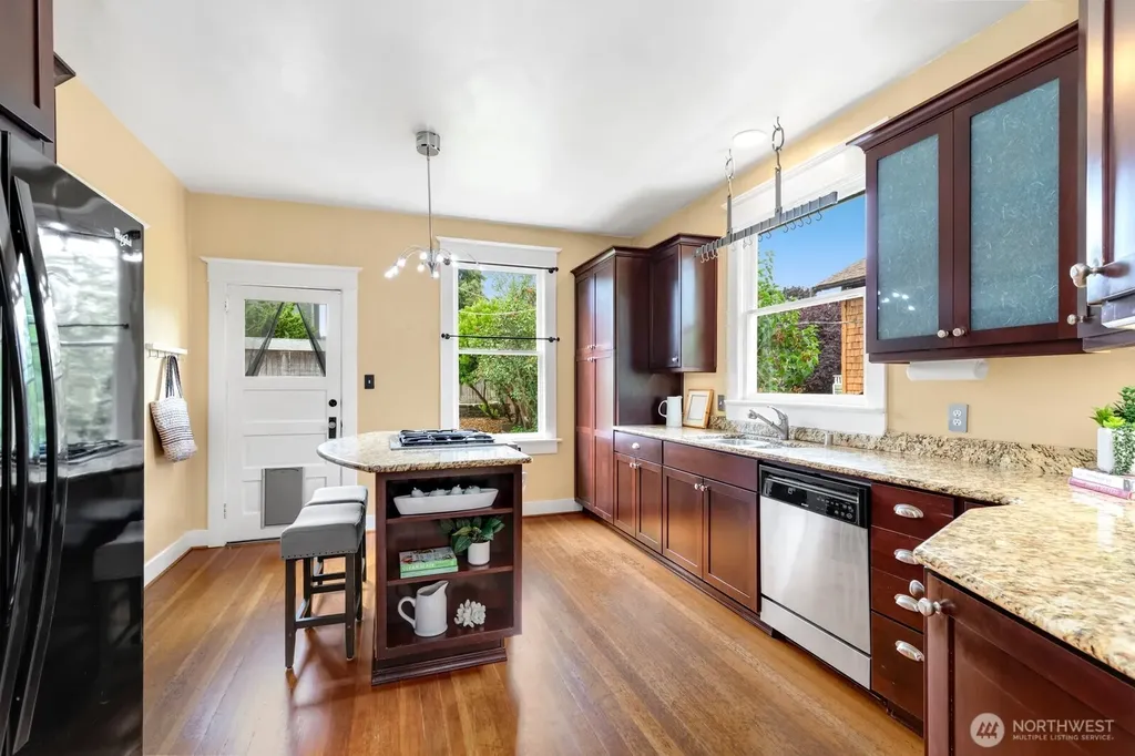 4611 34th Avenue W Seattle WA 98199