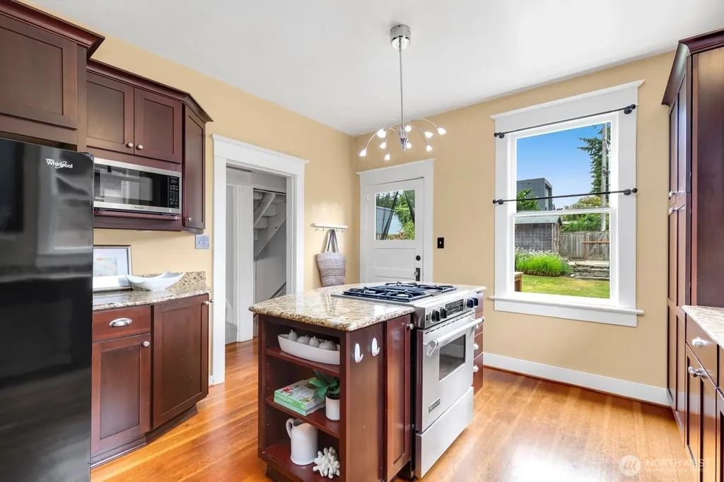 4611 34th Avenue W Seattle WA 98199