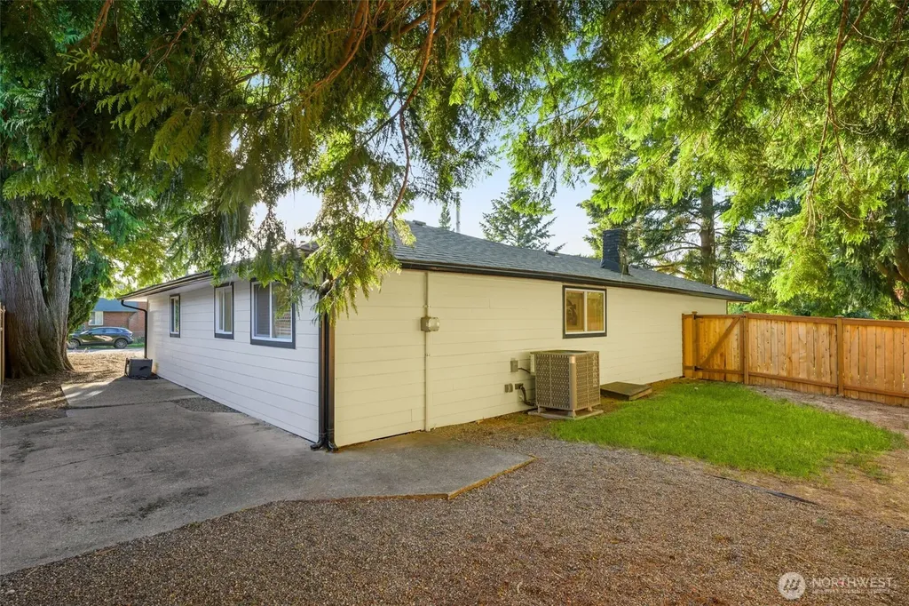 1140 E Seattle Street Kent WA 98030