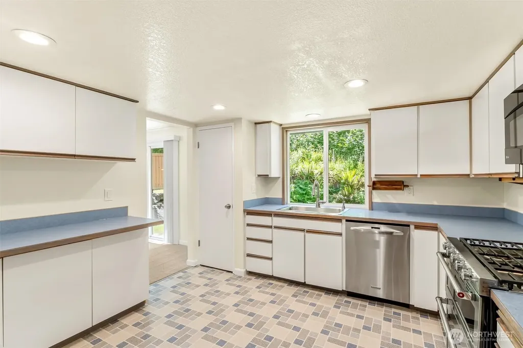 8830 Shell Place Edmonds WA 98026