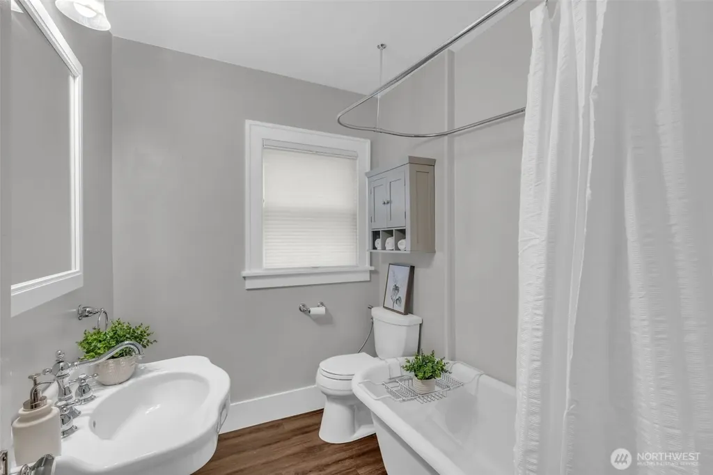 4836 38th Avenue NE Seattle WA 98105