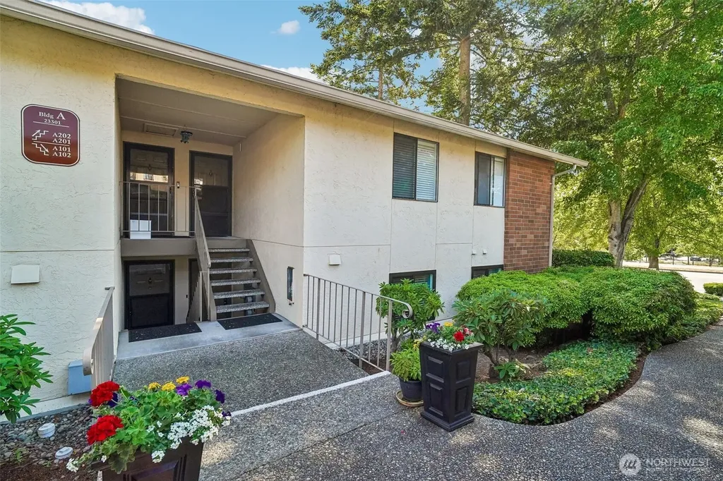 23301 Lakeview Drive Mountlake Terrace WA 98043