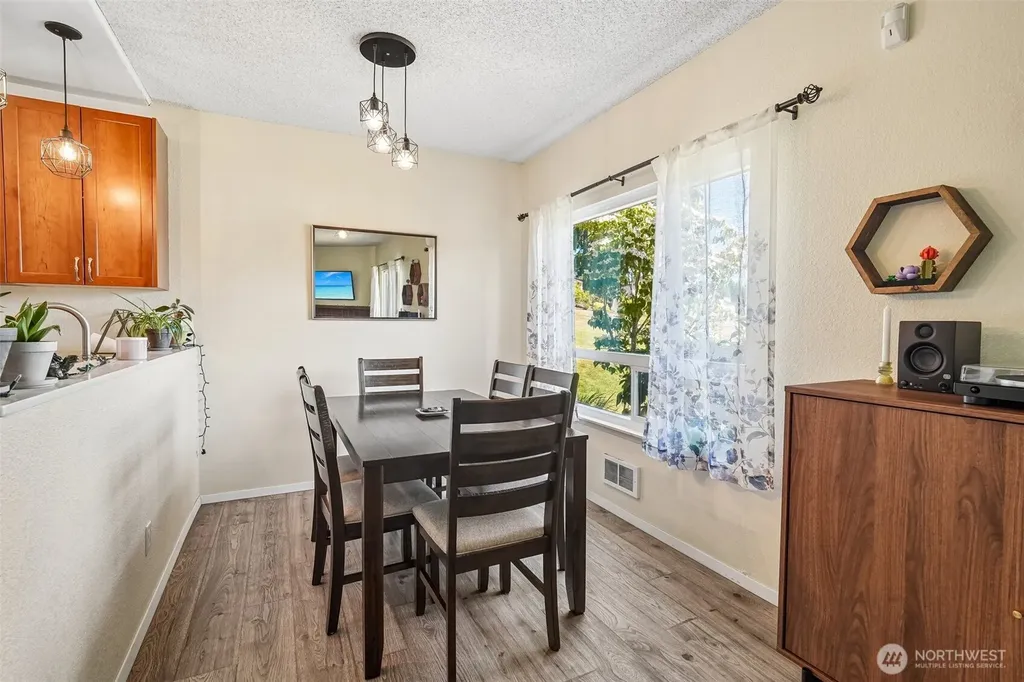 23301 Lakeview Drive Mountlake Terrace WA 98043