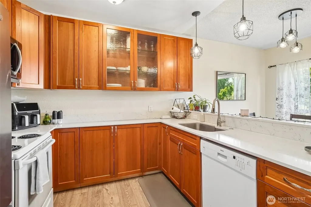 23301 Lakeview Drive Mountlake Terrace WA 98043