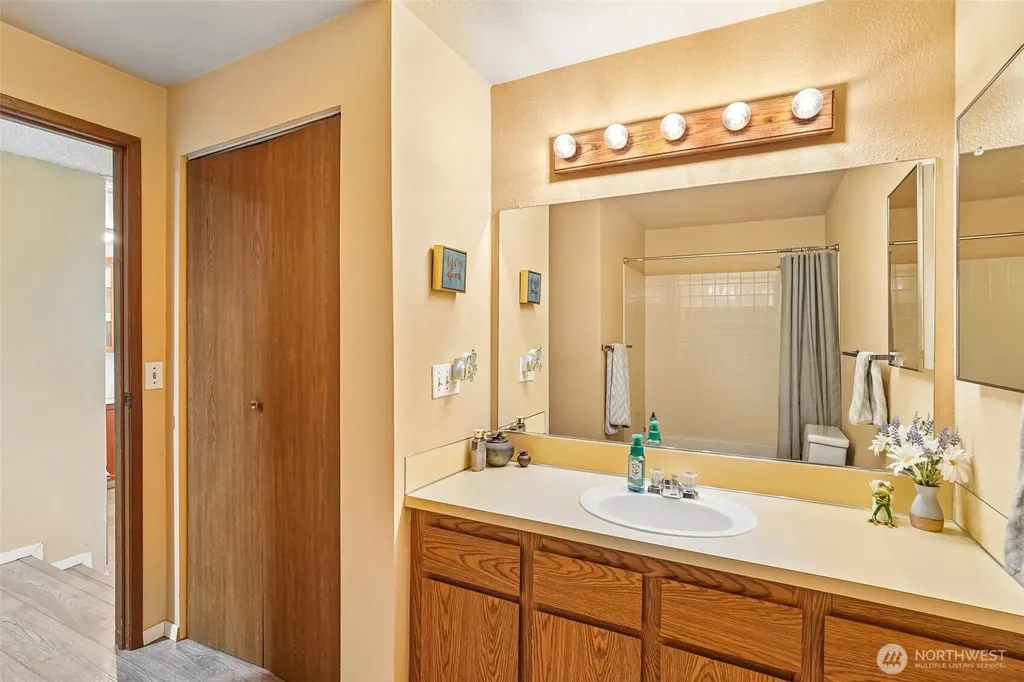 23301 Lakeview Drive Mountlake Terrace WA 98043
